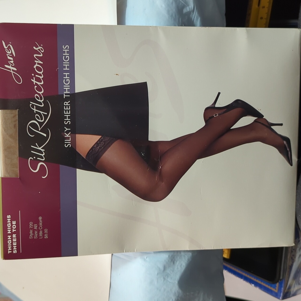 New Hanes Silk Reflections Lace Top Sandalfoot Thigh-High Stockings Sz AB Beige